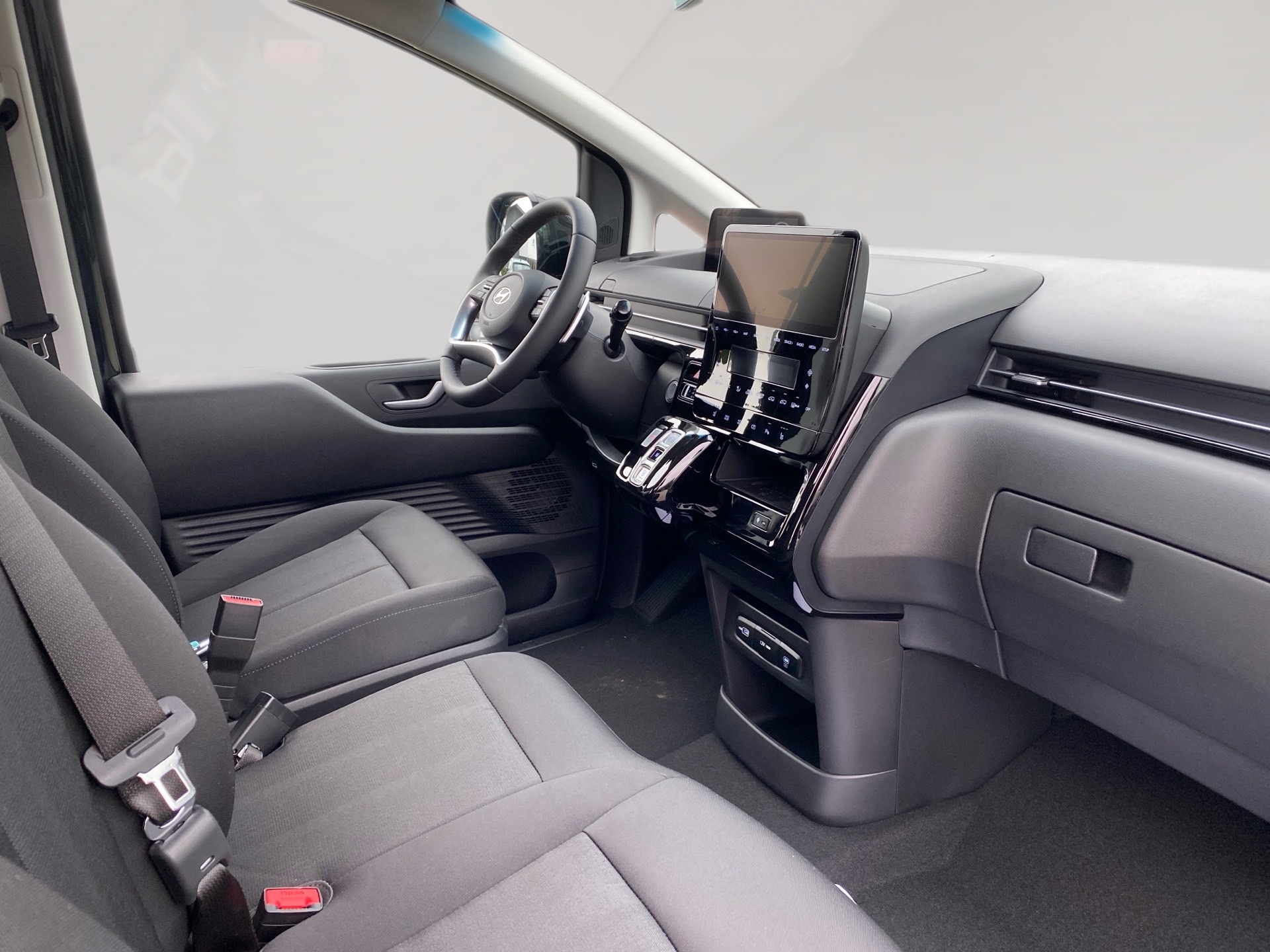 Foto 1 - STARIA Hybrid 1.6L 9-Sitzer Trend ACC+LED, Schwarz