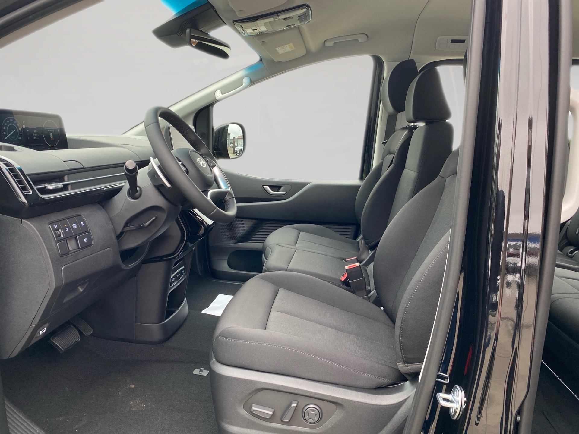 Foto 1 - STARIA Hybrid 1.6L 9-Sitzer Trend ACC+LED, Schwarz