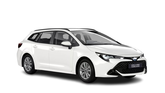 Ein weißer Toyota Corolla Touring Sports Comfort Hybrid in diagonaler Frontansicht vor einem weißen Hintergrund